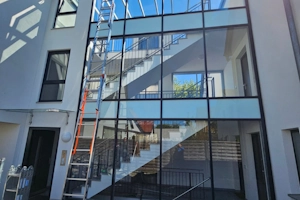 Reinigung von Glasfassade und Eingangsbereich