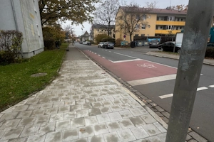 Sauberer Gehweg nach professioneller Steinreinigung