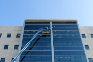 Fensterreinigung an moderner Glasfassade eines Gebäudes