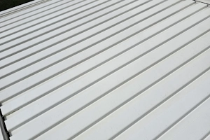 Saubere Metallpaneele nach gründlicher Außenreinigung