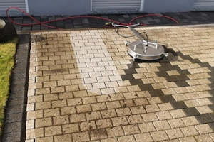 Terrassen- und Pflasterreinigung mit professioneller Maschine