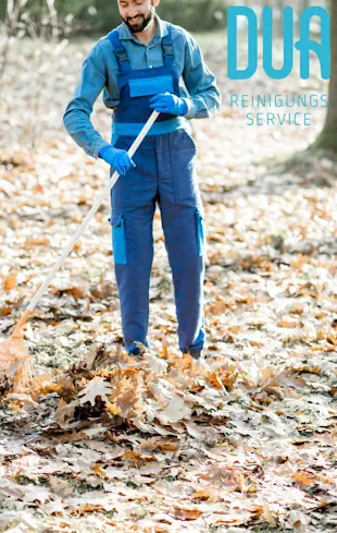 Mann, der einen Garten reinigt